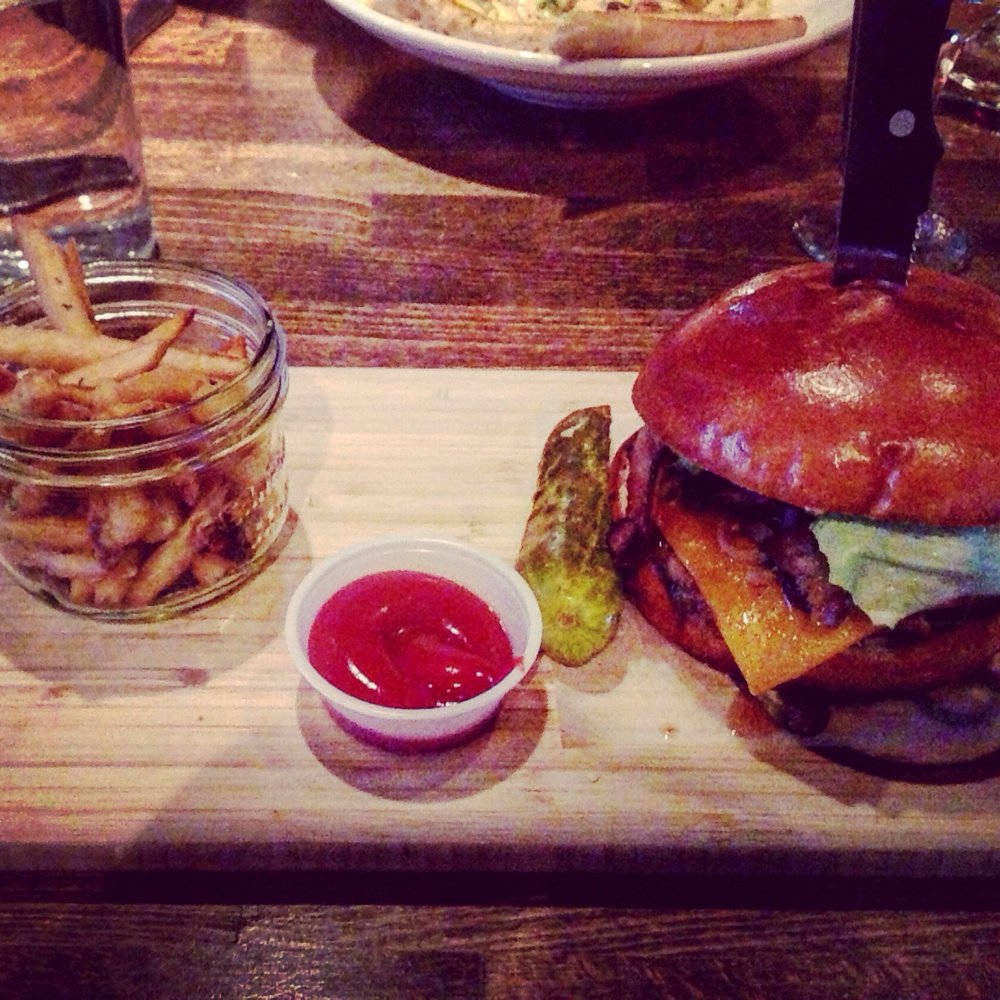 Townhall Maple Ridge - Gastropubs Near Me - Maple Ridge, British Columbia