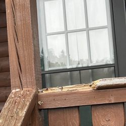 Goddard Park Vacationland Campground - Same railing but splitting wood cracking in the porch roof support