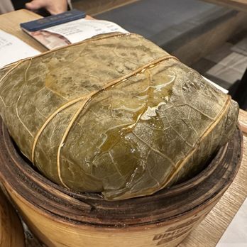 點心到 - 廟街 - Steamed Glutinous Rice w/Chicken wrapped in Lotus Leaf - Dim Sum Near Me - Hong Kong, HK 點心到 - 廟街 - Steamed Glutinous Rice w/Chicken wrapped in Lotus Leaf - Dim Sum Near Me - Hong Kong, HK