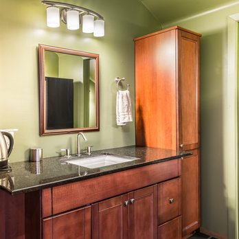 Abbott Road Suites - South Suite vanity - Hotels Near Me - Kemptville, Ontario Abbott Road Suites - South Suite vanity - Hotels Near Me - Kemptville, Ontario
