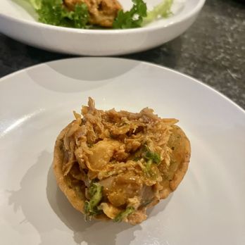 Flor de Parcha - Pollo guisado sobre bacalaito - Gastropubs Near Me - San Juan, Puerto Rico