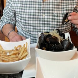 Café Normandie Restaurant - Pommes frites and mussels