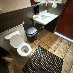 Grand Canyon KOA - Dirty toilet and floor