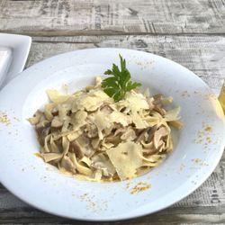 Le Due Terre da Salvatore - Bandnudeln mit Steinpilzen, Sahnesoße, Knoblauch und Olivenöl