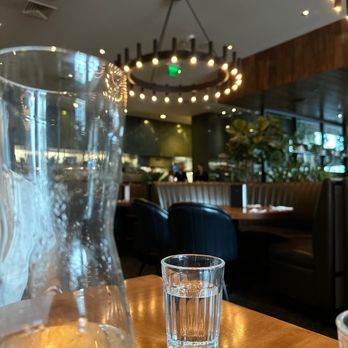 Earls Kitchen + Bar - Brunch Dining Room - New American Near Me - Bellevue, Washington