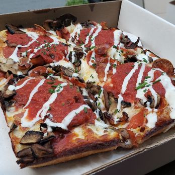 8Mile Detroit Style Pizza - Oh Canada 10" x 8" pizza - Pizza Near Me - Toronto, Ontario