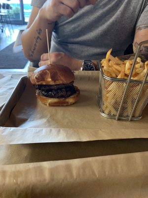 LoLa Burger by null