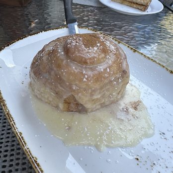Hill Street Cafe by Lorus - Very dry inside cinnamon roll - Breakfast & Brunch Near Me - Ventura, California
