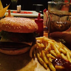 UNO Cocina de Barrio - Hamburguesa y mi michelada buenisima.