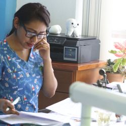 Dental Montes - Organizando papeles de los pacientes de aseguradora.