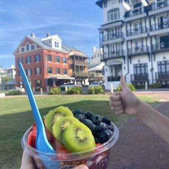 Playa Bowls - Pura Vida with added Kiwis - Coffee & Tea Near Me - Rosemary Beach, Florida