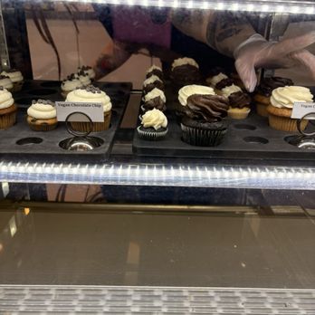 Bakehouse 46 - Vegan cupcakes , yes please ! - Bakeries Near Me - Ferndale, Michigan