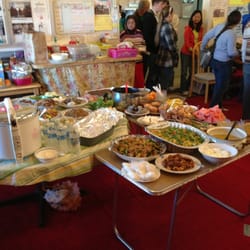 Thai Buddhist Temple of Las Vegas - Free food. Don't touch til monks eat first.