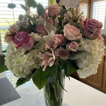 Chita's Floral Designs - Beautiful arrangement requested at last minute and delivered quickly and perfectly! - Florists Near Me - Downey, California