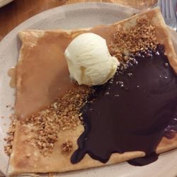 Froment et Sarrasin Crêperie - Crêpe au froment, chocolat, caramel, glace vanille et noisettes grillées. C'est trèèèèès bon.