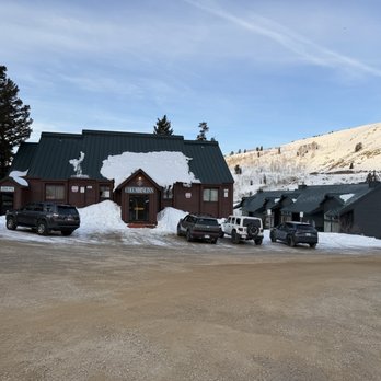Columbine Inn Powder Mountain - I'm standing on the trail - Hotels Near Me - Eden, Utah Columbine Inn Powder Mountain - I'm standing on the trail - Hotels Near Me - Eden, Utah