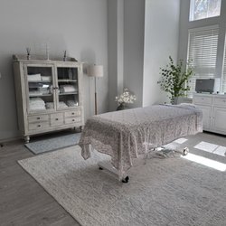 First Class Massage - Welcome to First Class Massage.
To provide an uninterrupted experience, all sessions are available by reservation only.