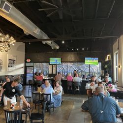 Ro's Grille - Busy on a Thursday