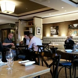 Restaurant Le Tire-Bouchon Cafe-Bistro - Ambiance chic et relaxe.