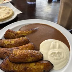 El Boqueron - Platanos con frijoles y crema