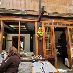 Restaurant Le Jardin de Panos - Dining in the patio, with potted flowers watching over...