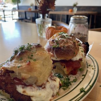 Anna Pizza - Garlic Knots Parmesan chicken sliders - Pizza Near Me - Los Angeles, California Anna Pizza - Garlic Knots Parmesan chicken sliders - Pizza Near Me - Los Angeles, California