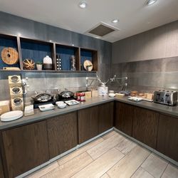 SpringHill Suites by Marriott Truckee Lake Tahoe - Complimentary breakfast hot area