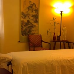 Dr. Chang Sandalwood Acupuncture - Comfortable clinical room.
