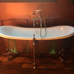 The tub in room 2 The tub in room 2