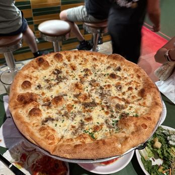 Pizza Mamo - GARLIC BOMB - Pizza Near Me - Honolulu, Hawaii