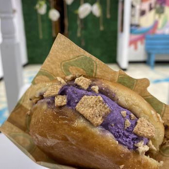 Scoop N’ Buns - Ube horchata scoop n buns ($7), pretty good but more instagramable than tasty - Desserts Near Me - Garland, Texas Scoop N’ Buns - Ube horchata scoop n buns ($7), pretty good but more instagramable than tasty - Desserts Near Me - Garland, Texas