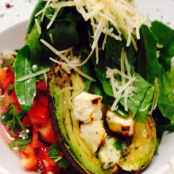 Scotty's Ottensen - Back Avocado gefüllt mit Fetakäse auf fruchtigen Tomatensalat - Italian Near Me - Hamburg, HH
