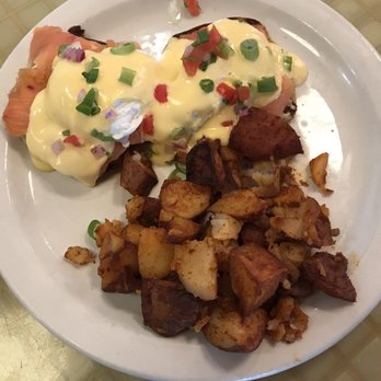 Daily Eats - The New Yorker, poached egg, hollandaise sauce, salmon, bagel, w potatoes at Daily Eats, SoHo, South Tampa - New American Near Me - Tampa, Florida