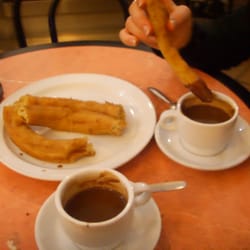 Churreria La Palmera - Die heißen Churros werden in die cremige Schokolade eingetaucht.