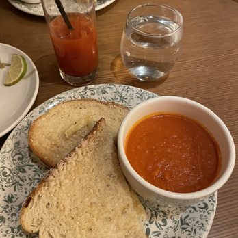 HIDE+SEEK - Grilled cheese and tomato bisque - New American Near Me - Chicago, Illinois