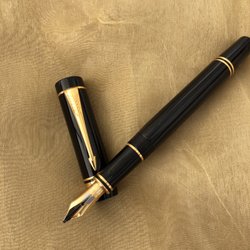 Juwelier Reicher GmbH - Der gekaufte Parker Duofold. Goldener Clip und 18 Karat Goldfeder. The bought Parker Duofold, with golden clip an 18 kt Golden nib.