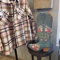 Evergreen Boutique & Christmas Shop - Nice clothes