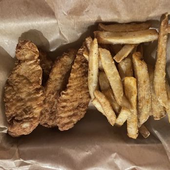 Four Quarters Brewing - Chicken tenders and fries - Breweries Near Me - Winooski, Vermont