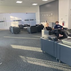 tesla - Customer Lounge