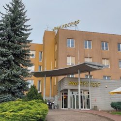 Hotel Rychło - Bogatynia - Hotel-Vorfahrt und Eingangsbereich