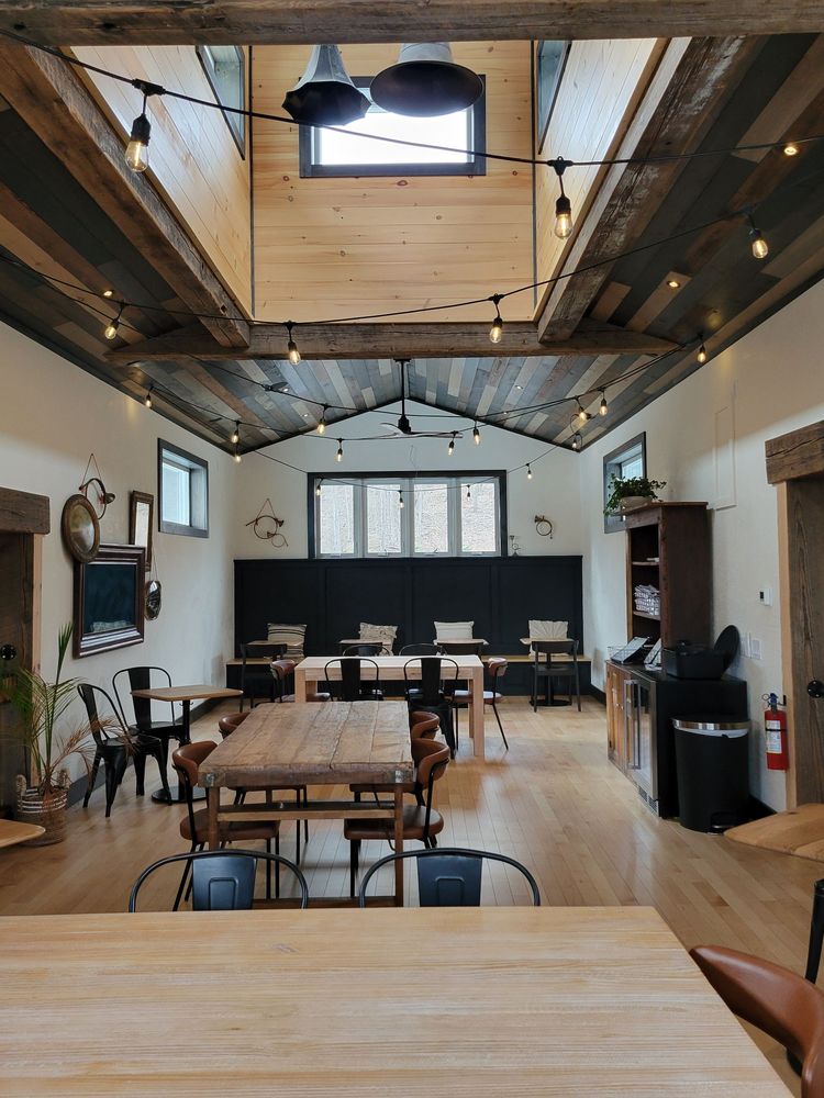 Hollerhorn Distilling Logo