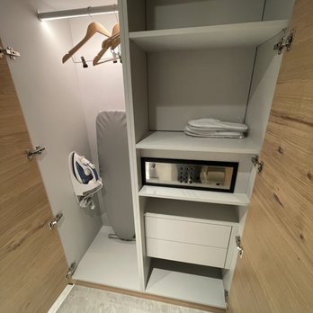 Hilton Munich Airport - Closet - Hotels Near Me - Munich, BY