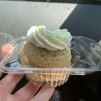 Molly's Cupcakes - Strawberry lemonade gf cupcake - Cupcakes Near Me - Oak Brook, Illinois