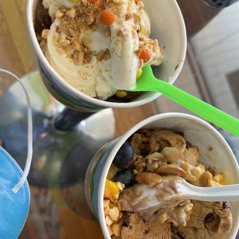 Peachy Rolls - two bowls of ice cream and cookies - Ice Cream & Frozen Yogurt Near Me - Augusta, Georgia