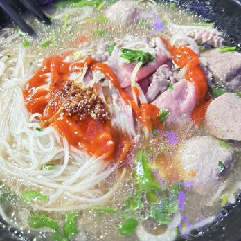 Pho Super Bowl Burnaby - Beef pho with spicy hot sauce - Vietnamese Near Me - Burnaby, British Columbia Pho Super Bowl Burnaby - Beef pho with spicy hot sauce - Vietnamese Near Me - Burnaby, British Columbia