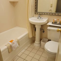Historic Anchorage Hotel - Bathroom