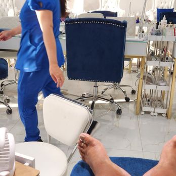 Sapphire Beauty Lounge - Waiting for toes to dry - Nail Salons Near Me - Newark, California
