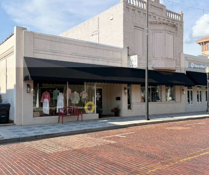 The Ivy On Pine Logo