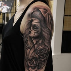 Bulldog Tattoo & Piercing - La Cathrina auf dem Oberarm