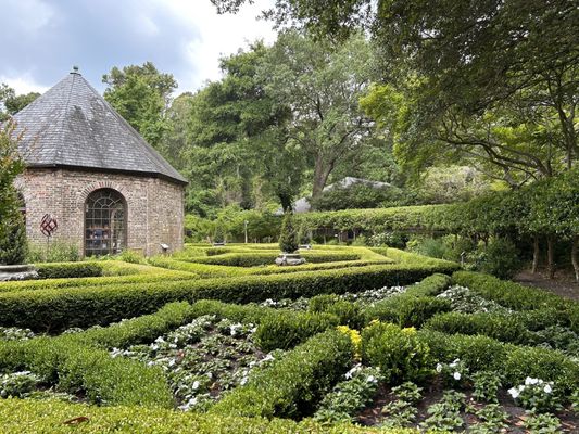 Elizabethan Gardens by null